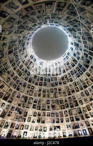 Konische Halle der Namen mit Fotos von zahlreichen jüdischen Opfer des zweiten Weltkriegs in das Holocaust-Museum, Jerusalem, Israel. Stockfoto