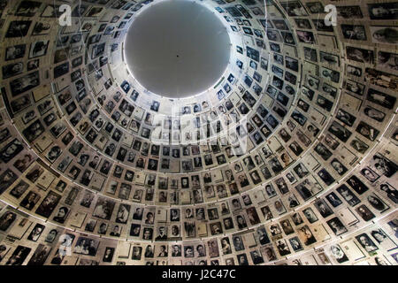 Konische Halle der Namen mit Fotos von zahlreichen jüdischen Opfer des zweiten Weltkriegs in das Holocaust-Museum, Jerusalem, Israel. Stockfoto