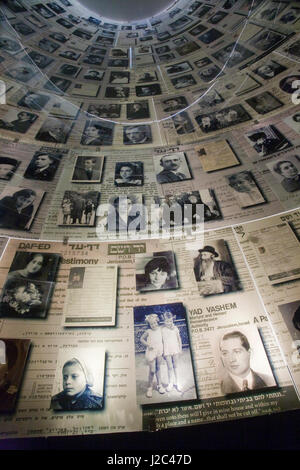 Konische Halle der Namen mit Fotos von zahlreichen jüdischen Opfer des zweiten Weltkriegs in das Holocaust-Museum, Jerusalem, Israel. Stockfoto