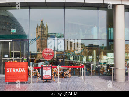 Tower Bridge Reflexion in Strada Restaurant Fenster, South Bank, London, England Stockfoto