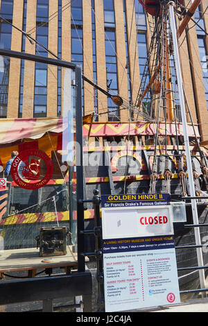 Replik von Sir Francis Drake Galeone aus dem 16. Jahrhundert Golden Hind St Mary Overie Dock, Bankside, Southwark, London, England. Stockfoto