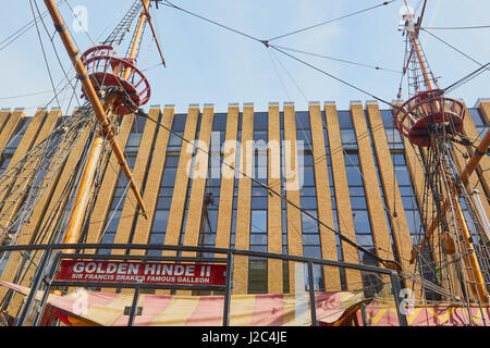 Replik von Sir Francis Drake Galeone aus dem 16. Jahrhundert Golden Hind St Mary Overie Dock, Bankside, Southwark, London, England. Stockfoto