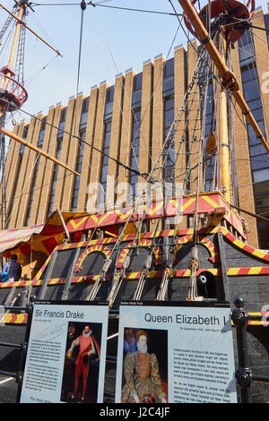 Replik von Sir Francis Drake Galeone aus dem 16. Jahrhundert Golden Hind St Mary Overie Dock, Bankside, Southwark, London, England. Stockfoto