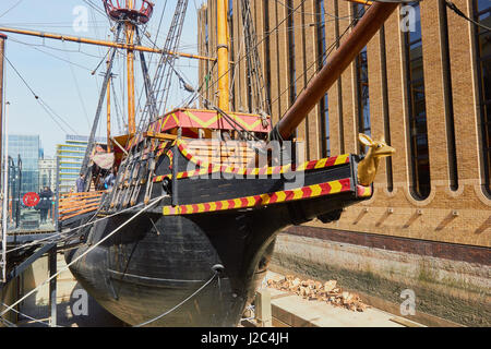 Replik von Sir Francis Drake Galeone aus dem 16. Jahrhundert Golden Hind St Mary Overie Dock, Bankside, Southwark, London, England. Stockfoto