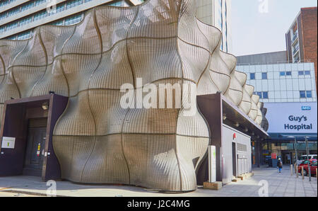 Blaumann, Guy's Hospital, Southwark, London, England. Gewebte Edelstahlplatten von Thomas Heatherwick entworfen. Stockfoto