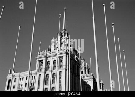 Flag-Beiträge in der Nähe von Hotel Ukraine in Moskau Stockfoto