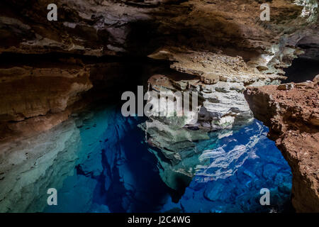 Poço Azul Cave mit blauem kristallklarem Wasser in Chapada Diamantina - Bahia, Brasilien Stockfoto