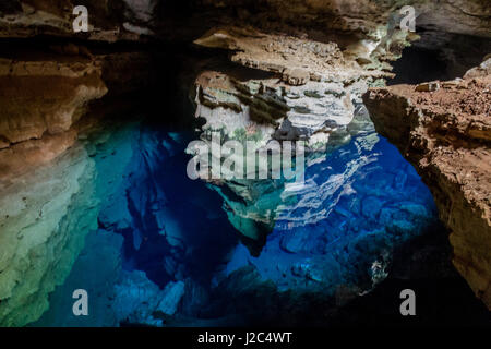 Poço Azul Cave mit blauem kristallklarem Wasser in Chapada Diamantina - Bahia, Brasilien Stockfoto