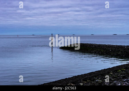 Das Städtchen Wyk auf der Insel Föhr (Föhr) in Schleswig-Holstein, Deutschland: Insel Fähranleger und Blick auf die Hallig Langeness (ein Gezeiten-Insel) Stockfoto