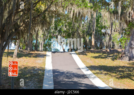 Ein Schild mit der Aufschrift keine Fahrräder, keine Skates, No Skate Boarding. Nur Wandern und Joggen erlaubt. Philippe Park, Safety Harbor, Florida. Kein Property-Release. Stockfoto