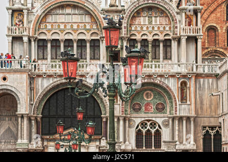 Tauben sitzen an Straßenlaternen in Basilika San Marco in Venedig Stockfoto