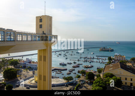 Elevador Lacerda (Lacerda Aufzug) bei Sonnenuntergang - Salvador, Bahia, Brasilien Stockfoto