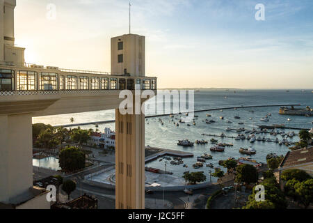 Elevador Lacerda (Lacerda Aufzug) bei Sonnenuntergang - Salvador, Bahia, Brasilien Stockfoto