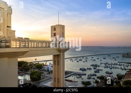 Elevador Lacerda (Lacerda Aufzug) bei Sonnenuntergang - Salvador, Bahia, Brasilien Stockfoto