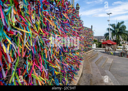 Bunte Bändern des Herrn von Bonfim vor Nosso Senhor Bonfim Kirche - Salvador, Bahia, Brasilien Stockfoto