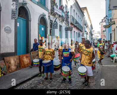 Brasilianische Trommelgruppe auf den Straßen von Pelourinho - Salvador, Bahia, Brasilien Stockfoto