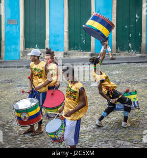 Brasilianische Trommelgruppe auf den Straßen von Pelourinho - Salvador, Bahia, Brasilien Stockfoto