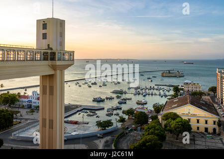 Elevador Lacerda (Lacerda Aufzug) und Mercado Modelo - Salvador, Bahia, Brasilien Stockfoto