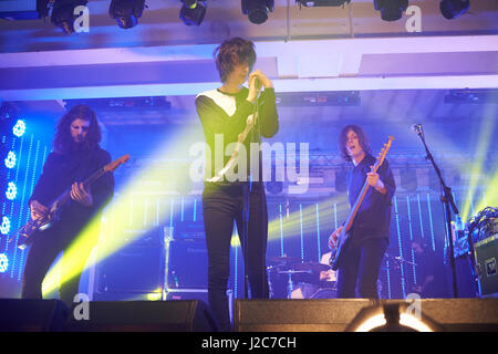 Die Schrecken Leben auf der Bühne an der BBC Radio 6 Music Festival, Salford, Manchester. Stockfoto