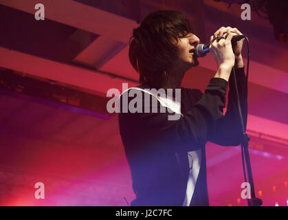 Die Schrecken Leben auf der Bühne an der BBC Radio 6 Music Festival, Salford, Manchester. Stockfoto