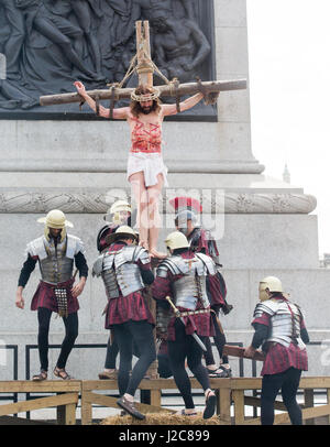 Schauspieler James Burke-Dunsmore spielt Jesus, während "Die Passion Christi" am Trafalgar Square in London, Großbritannien. Stockfoto