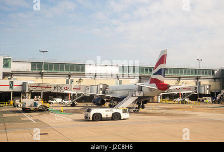 Ansicht von British Airways Flugzeugen auf die Bügel am Gatwick Flughafen vor dem abheben. Von einem Flugzeug, das bereits begonnen hat, auf der Startbahn Rollen anzeigen Stockfoto