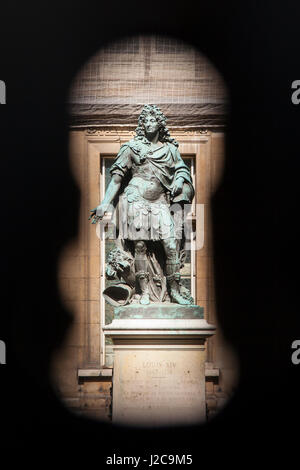 Blick durch eine alte Schlüsselloch von Louis XIV-Statue im Musee Carnivalet (Geschichte von Frankreich Museum) in Marais, Paris, Ile de France, Frankreich Stockfoto