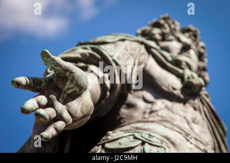 Hand-Detail auf Bronze-Statue von König Louis XIV im Musée Carnavalet, Marais, Paris, Frankreich Stockfoto