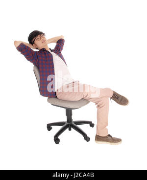 Ein junger asiatischer Mann sitzend auf einem Bürostuhl lehnt sich zurück und entspannen Sie in einem karierten Hemd und Brille, für weißen Hintergrund isoliert. Stockfoto