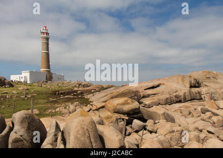 Leuchtturm hinter den Felsen des Cape Polonio, Uruguay. Stockfoto