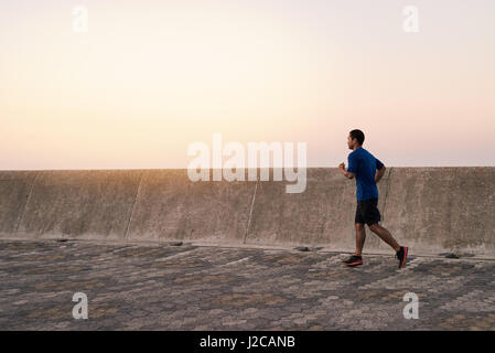 Sportlicher Junge asiatische Mann genießen eine einsame Morgenlauf Stockfoto