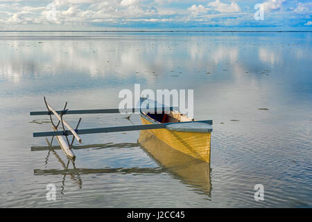 Auslegerboot in Aitutaki Atoll, Cook-Inseln Stockfoto