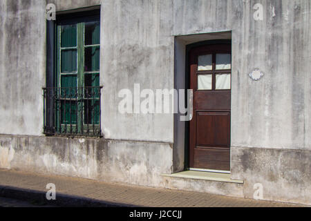 Tür und Fenster eines alten Hauses in den Straßen von Colonia, Uruguay. Stockfoto