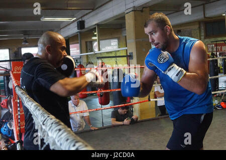 Auckland, Neuseeland. 27. April 2017. New Zealand Schwergewichts-Boxer Joseph Parker Gegner Razvan Cojanu ist in Aktion bei einem Medien-Training im Boxen Gasse in Auckland am 27. April 2017. Bildnachweis: Shirley Kwok/Pacific Press/Alamy Live-Nachrichten Stockfoto