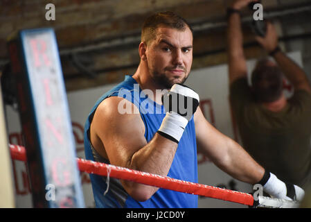 Auckland, Neuseeland. 27. April 2017. Neuseeland Schwergewichts-Boxer Joseph Parker Gegner Razvan Cojanu posiert für die Kamera während einer Medien-Training im Boxen Gasse in Auckland am 27. April 2017. Bildnachweis: Shirley Kwok/Pacific Press/Alamy Live-Nachrichten Stockfoto