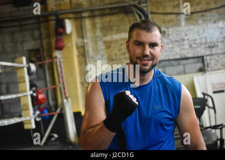 Auckland, Neuseeland. 27. April 2017. Neuseeland Schwergewichts-Boxer Joseph Parker Gegner Razvan Cojanu posiert für die Kamera während einer Medien-Training im Boxen Gasse in Auckland am 27. April 2017. Bildnachweis: Shirley Kwok/Pacific Press/Alamy Live-Nachrichten Stockfoto