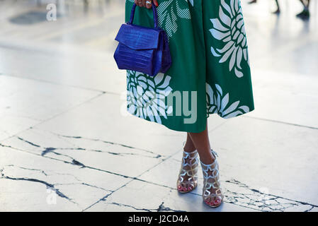 Frau im grünen Kleid mit silbernen high Heels, horizontale Ernte Stockfoto