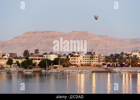 Ägypten, Luxor Gouvernement, Luxor, Blick vom Kreuzfahrtschiff Stockfoto