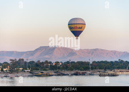 Ägypten, Luxor Gouvernement, Luxor, Blick vom Kreuzfahrtschiff Stockfoto