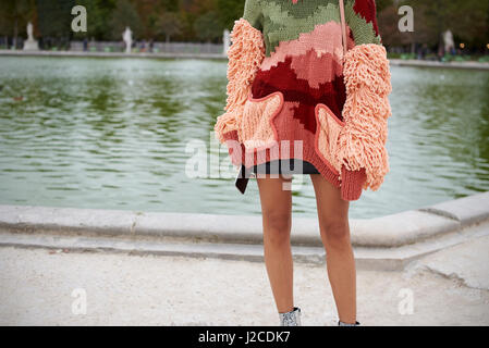 Frau im Park tragen große gestrickte Spitze, Mittelteil Stockfoto