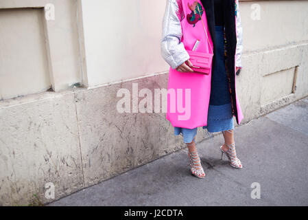 Frau trägt rosa und silbernen Mantel und Denim Culottes, Zuschneiden Stockfoto