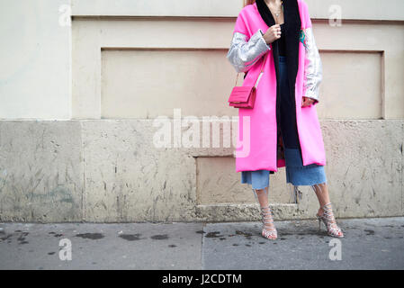 Frau in rosa und silbernen Mantel Holding Rosa Tasche, Zuschneiden Stockfoto