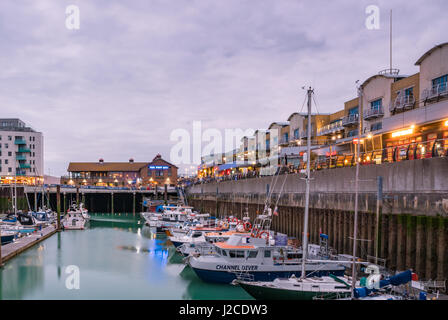 Brighton, England. 13 April 2017.Boats, Yachten und Fischerboote vertäut am Brighton Marina Docs an einem bewölkten Tag. Stockfoto