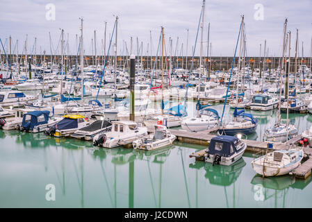 Boote, Yachten und Fischerboote vertäut am Brighton Marina Docs an einem bewölkten Tag. Stockfoto