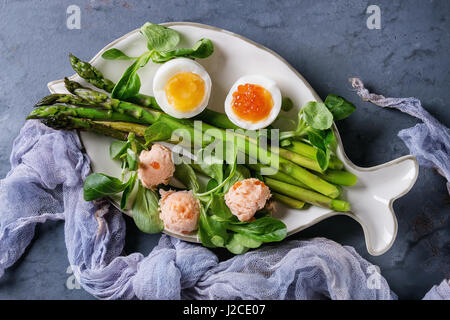 Grüner Spargel mit Ei gekocht Stockfoto