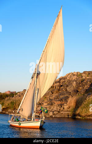 Ägypten, Aswan Gouvernement Assuan, Bootsfahrt durch die Nilkatarakt. Stockfoto