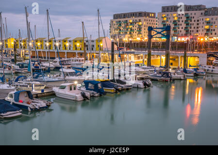 Brighton, England. 13 April 2017.Boats, Yachten und Fischerboote vertäut am Brighton Marina Docs an einem bewölkten Tag. Stockfoto