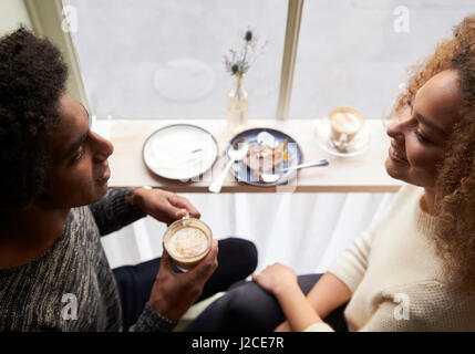 Blick hinunter auf junges Paar Getränk im Café Stockfoto