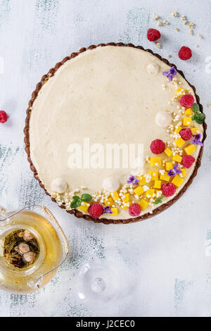 Schokoladen-Tarte mit Mango und Himbeeren Stockfoto