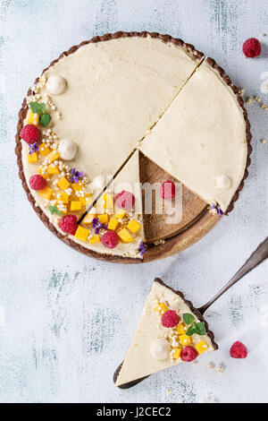 Schokoladen-Tarte mit Mango und Himbeeren Stockfoto